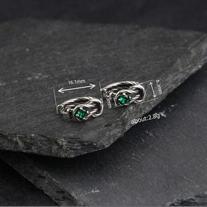 Orecchini a Cerchio Vintage Neri in Metallo Gunmetal a Forma di Serpente con Zirconia Cubica Verde Intarsiata, Gioielli Punk a Forma di Rettili per Donna, Ideali per Feste di Halloween - Product Image 4
