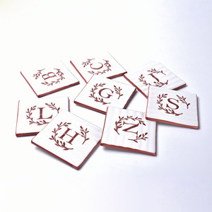 Sous-verre carré en céramique moderne personnalisable, épaisseur 5 mm, durable, résistant à la chaleur, écologique, avec double poignée - Product Image 1