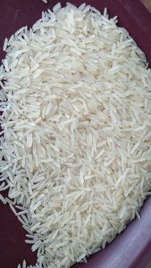 Arroz Blanco Esponjoso Servido en Tazón Negro con Adorno de Perejil Fresco - Product Image 5