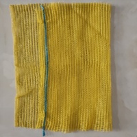 Op maat gemaakte felgele PE PP Raschel mesh tas met trekkoord, ademende netzak voor verpakking van aardappelen, uien, fruit, groenten en citroenen