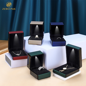 Scatola per Gioielli Zebo con Luce LED, Piccola Scatola Rettangolare di Lusso in Pelle PU per Anelli con Imballaggio in Velluto - Product Image 6