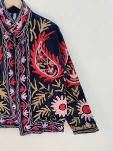 Chaqueta Suzani de Terciopelo Bordada a Mano en Azul Marino para Mujer, Chaqueta Bohemia de Terciopelo Única, Prenda Exterior Elegante para Invierno - Product Image 4
