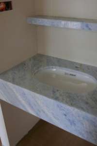 Coiffeuse <span class=keywords><strong>de</strong></span> salle <span class=keywords><strong>de</strong></span> bain moderne en mable bleu naturel personnalisée dessus <span class=keywords><strong>de</strong></span> <span class=keywords><strong>table</strong></span> <span class=keywords><strong>de</strong></span> maquillage <span class=keywords><strong>avec</strong></span> éviers tablier en pierre planche en pierre - Product Image 2