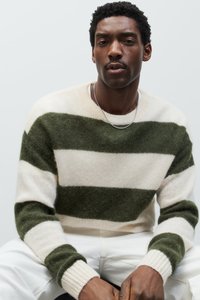 Suéter de punto afelpado con cuello redondo y rayas anchas para hombre, verde con bloques de color crema, tejido cepillado, ideal para invierno. - Product Image 2