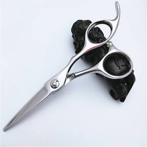 กรรไกรตัดผมมืออาชีพ 4.5 นิ้ว 440C สแตนเลสสตีล สำหรับคนถนัดขวา กรรไกรจัดแต่งทรงผม เครื่องมือตัดแต่งทรงผมอย่างแม่นยำ - Product Image 3