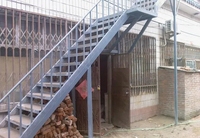 Escalier de villa extérieur à structure en acier robuste, cadre métallique préfabriqué, escalier mono-poutre pour bureau moderne