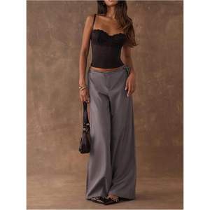 Débardeur court ajusté en dentelle florale pour femme avec bretelles spaghetti – Idéal pour l'été - Product Image 4