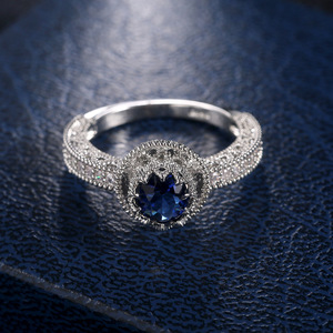 Anello a Corona Intagliato Vuoto da Donna con Accento Blu Stile Palazzo Gioielli alla Moda Ingrosso - Product Image 3