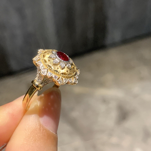 อาซูโอแหวนค็อกเทลทองคำแท้ 18K ประดับทับทิม ฝังเพชรแบบ Pave ดีไซน์ดอกไม้สไตล์วินเทจ เครื่องประดับหมั้นสำหรับผู้หญิง - Product Image 5