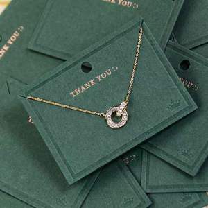 Individuell Bedruckte Dunkelgrüne Kunstpapier-Ohrring-Präsentationskarte in Angepasster Größe und Form für Juweliergeschäfte und Markenpromotion - Product Image 6