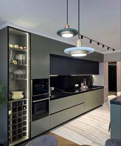 Diseño de Cocina Modular de Lujo con Gabinetes Grises, Revestimiento de Mármol, Tiradores Dorados y Electrodomésticos Integrados Modernos - Product Image 5