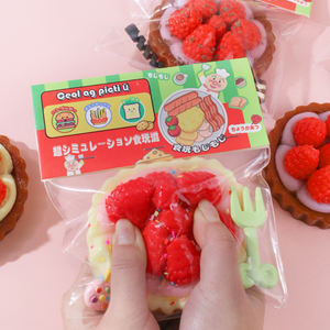 Jouets fantaisie et farfelus en plastique à pincer et à presser avec texture alimentaire framboise et fraise pour enfants - Product Image 5