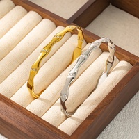 Bracelet en acier au titane plaqué or 18 carats de style coréen Design d'étoile géométrique minimaliste simple et à la mode pour les femmes