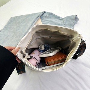 Carta padrão Shoulder Tote <span class=keywords><strong>Bag</strong></span> com Zipper Encerramento Preppy Estilo <span class=keywords><strong>Vintage</strong></span> Design Correntes Decoração Crossbody Carteira para Lady - Product Image 6