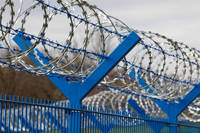 Fil barbelé galvanisé en fer zingué de calibre 12,5 pour la protection périmétrique des prisons - Vente en gros