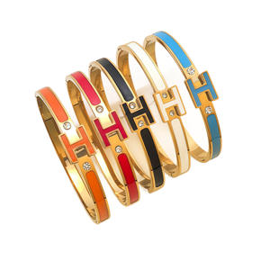 Bracelet de luxe classique rétro en acier inoxydable et titane avec boucle de marque - Product Image 1