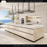 Meuble de cuisine sur mesure style italien, laqué brillant bicolore, îlot en marbre Statuario, étagère suspendue en verre, usine OEM