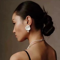 BUSTYLE Eropa Amerika Set Perhiasan Wanita Personalisasi Bunga Putih Tembaga Mutiara Anting Kalung Jilbab Anting Tusuk Model TZ021