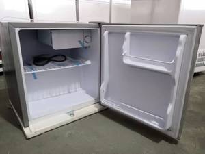 Mini réfrigérateur <span class=keywords><strong>solaire</strong></span> à porte unique de 50 litres pour bateaux, mer, alimentation CC <span class=keywords><strong>12</strong></span> <span class=keywords><strong>volts</strong></span>, 2 couches, compresseur portable d'occasion pour le ménage - Product Image 2