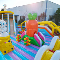 Commercieel ecologisch verantwoorde gigantische opblaasbare attractiepark van duurzaam PVC, groot buitenpretpark met fruitthema, op maat gemaakt voor kinderen en volwassenen