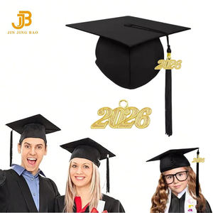 Un ensemble de robe de graduation noire et de casquettes pour la cérémonie de remise des diplômes Robe de graduation avec étole - Product Image 2