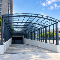 Abri de voiture moderne en polycarbonate avec structure en aluminium robuste et toit incurvé pour allée