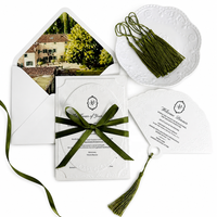 Carte d'invitation de mariage en acrylique miroir doré avec estampage à chaud en feuille blanche et enveloppe en velours rouge bordeaux