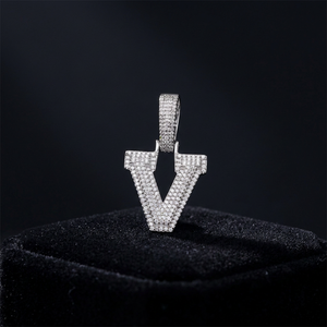 Colgante de Moissanita con Letra V de Plata 925, Chapado en Oro y Rodio, Micro Pavé, Estilo Hip Hop, Unisex, para Fiestas y Uso Diario - Product Image 1