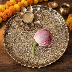 Assiette décorative ronde en métal avec motif végétal gravé, style vintage fait main, pour présentation de mariage - Product Image 6