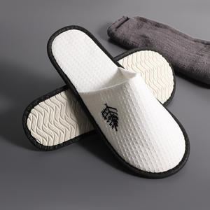 Pantuflas Blancas Tipo Waffle Personalizadas y Económicas, Pantuflas Desechables para Baño y Spa para Hotel, OEM - Product Image 1