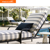 Collection de chaises longues d'extérieur modernes en aluminium, structure métallique résistante aux intempéries avec coussin rayé, chaise inclinable de patio antirouille.