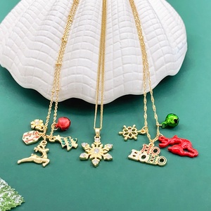 Nuevo Collar de Moda Navideño con Eslabones Chapados en Oro y Diseño de Ciervo y Copo de Nieve Esmaltado, el Mejor Regalo para Amigos y Niños - Product Image 4