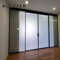 Porte coulissante intérieure en verre dépoli AOSTTER avec bordure en aluminium, excellente solution pour la séparation de pièces et l'intimité.