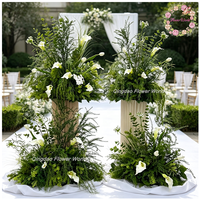 Décoration d'allée de mariage : Arrangements floraux réalistes en verdure artificielle, fausses herbes, orchidées et lys Calla, centres de table