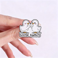 Épinglette en émail double oie de dessin animé, badge de revers en métal avec jeu de mots humoristique, accessoire décoratif mignon en forme d'oiseau pour sac à dos, veste, jean, chapeau