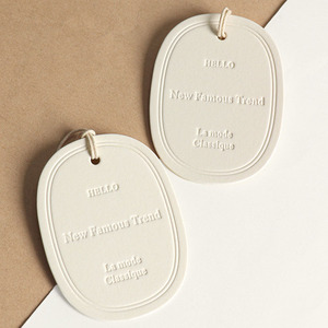 Étiquettes de vêtements de luxe personnalisées, logo gaufré mat, étiquettes volantes imprimées et débossées - Product Image 2