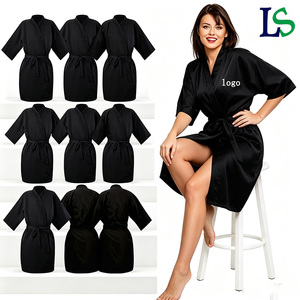 Robe de coiffure imperméable en polyester avec logo personnalisé pour salon de beauté et spa, avec poches, kimono pour client, robe de spa, blouse - Product Image 1