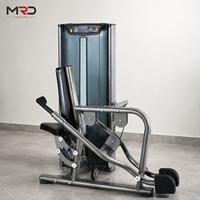 Máquina comercial de tríplice cabezal con selector para ejercicios de fuerza de brazos, ideal para gimnasios y clubes de fitness.