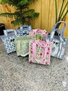 กระเป๋าโท้ทผ้าฝ้ายเย็บมือขนาดเล็กสำหรับผู้หญิง พร้อมสายโซ่ ปิดแบบเปิด กันน้ำ เหมาะสำหรับฤดูร้อน - Product Image 5