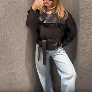 เสื้อคลุมหนัง PU แฟชั่นผู้หญิง คอปก ติดกระดุมสองแถว ความยาวสั้น ผูกโบว์ด้านหน้า - Product Image 6