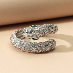 Anello Aperto Regolabile con Testa di Serpente e Finitura Texturizzata per Donne - Product Image 5