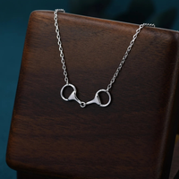 Vente en gros Best Seller Snaffle Bit Colliers Fer à cheval Charme Cheval Acier inoxydable 316L Sans ternir Collier équestre Bijoux