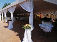 Tente de réception de luxe en alliage d'aluminium pour 500 personnes, chapiteau de mariage extérieur en forme de A, tente pagode pour événements