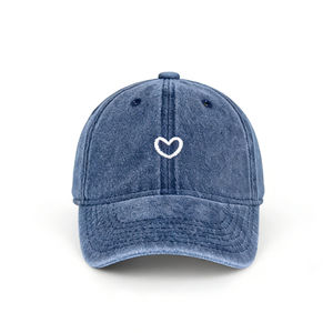 Gorra de Béisbol de 6 Paneles de Algodón Lavado con Bordado de Corazón - Gorra Ligera Informal para el Sol, para Uso Diario y al Aire Libre - Product Image 1