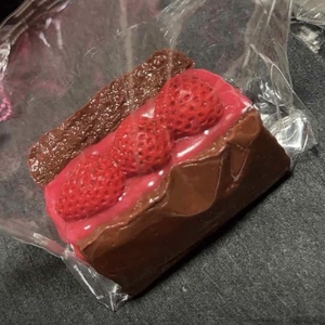 Juguetes Blandos de Alta Calidad con Forma de Pastel de Chocolate con Fresas Realistas, Material Suave y Seguro, Juguete de Rebote Lento, Regalos Novedosos - Product Image 3