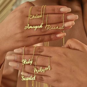 Collana con Ciondolo Personalizzato in Acciaio Inossidabile 304 316L Placcato Oro 18k, Lettere Iniziali A-Z per Coppie - Product Image 2