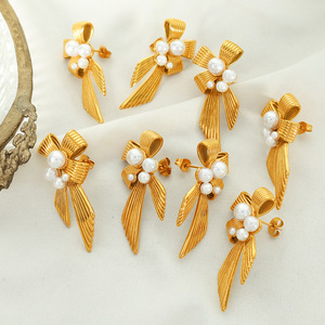 ต่างหูมุกประดับโบว์ทองคำแบบหนีบ สำหรับงานปาร์ตี้ ผลิตที่เซินเจิ้น - Product Image 1