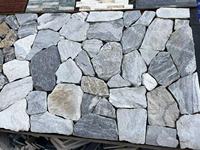 Freiform Naturstein-Verblender aus grauem Quarzit mit unregelmäßigem Muster, mehrfarbige graue Schieferwandverkleidung mit Ecken