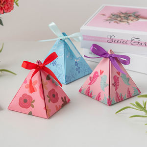 Petite boîte cadeau en forme <span class=keywords><strong>de</strong></span> pyramide triangulaire pour bonbons et chocolats avec ruban pour les invités <span class=keywords><strong>de</strong></span> mariage - Product Image 3