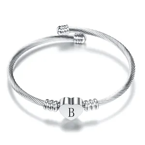 K063 bijoux tendances en acier inoxydable 26 lettres initiales bracelets ouverts bracelet réglable en forme de cœur bracelet à breloques pour femmes - Product Image 5